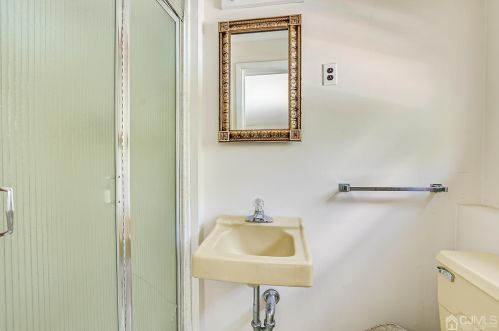 19 Marshall Dr, Edison NJ  08817-2910 exterior