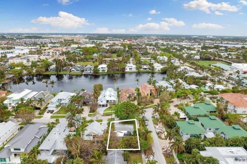 692 Lk Dr, Naples FL 34102-6543 exterior