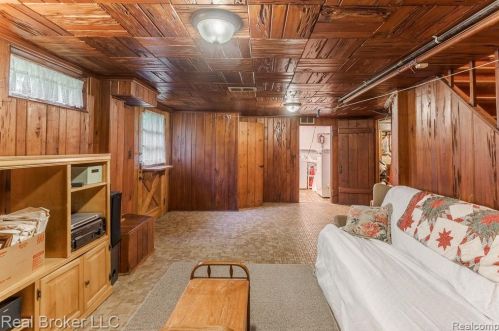 1300 Grandview Dr, Rochester MI 48306-4038 exterior