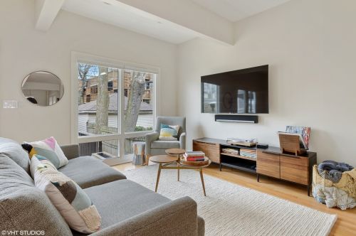 1908 Roscoe St, Chicago IL 60618-6245 exterior