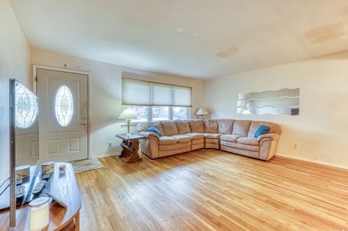 42 Larry Dr, Commack NY 11725-3326 exterior