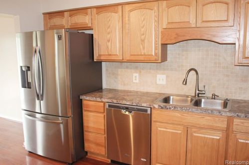 627 Ashley Cir, Rochester MI 48307-4593 exterior