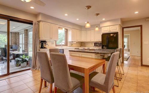 55 Mtn Brk Rd, North Haven CT 06473-1019 exterior