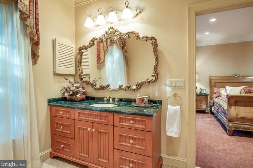 896 Alvermar Rdg Dr, Mc Lean VA 22102-1439 exterior