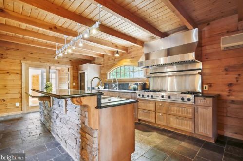 3432 Memorial St, Alexandria VA 22306-1548 exterior