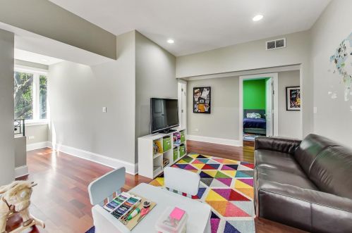 579 Hawthorne Pl, Chicago IL  60657-2922 exterior