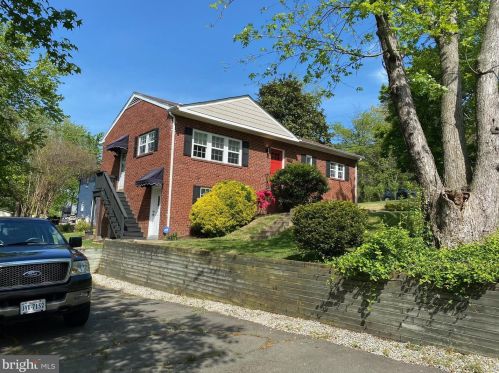 2814 James Dr, Alexandria, VA 22303-1350