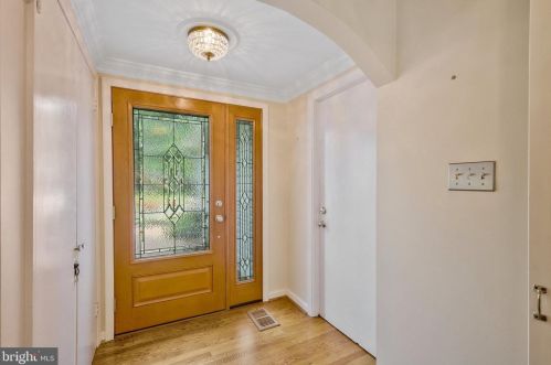 2105 Rampart Dr, Alexandria VA 22308-1537 exterior