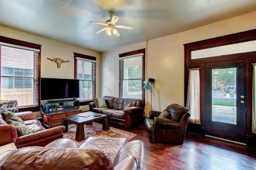 305 38th St, Austin TX  78705-1421 exterior