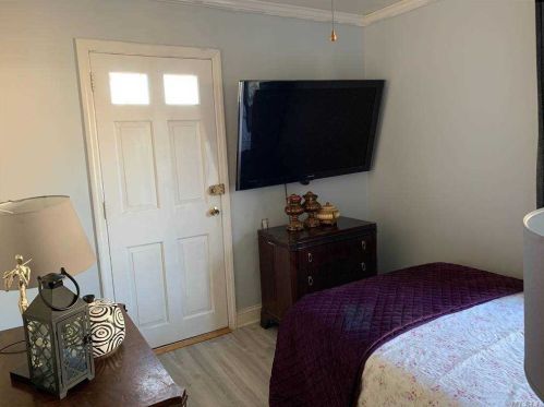 20 Gates Ave, Valley Stream NY 11580-3205 exterior