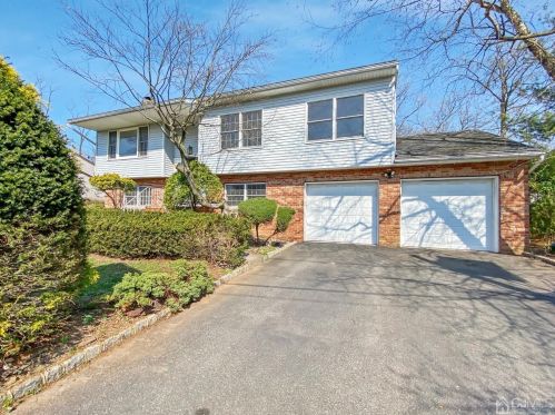 2 Kingsbridge Dr, Edison, NJ 08820-1665