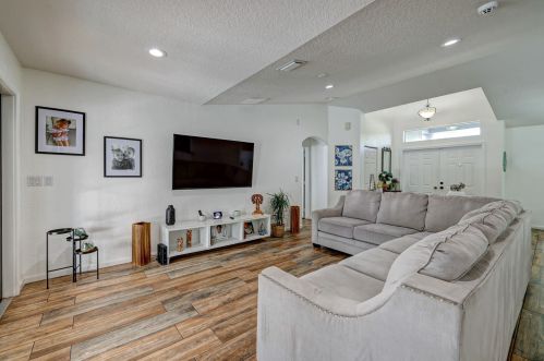 912 Paar Dr, Fort Pierce FL 34953-5623 exterior