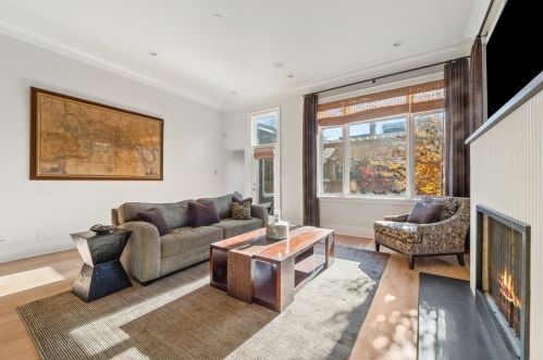 1025 Lill Ave, Chicago IL 60614-2107 exterior