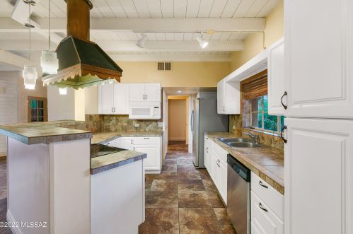 6882 Casas Adobes Dr, Tucson AZ 85704-6126 exterior