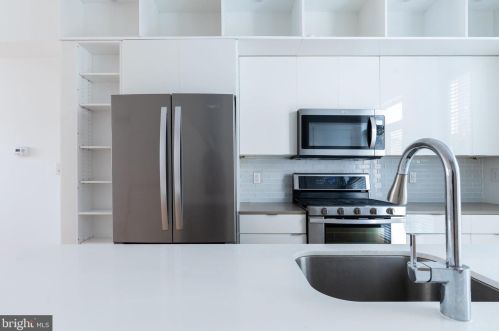 936 Leithgow St, Philadelphia PA 19123-1440 exterior