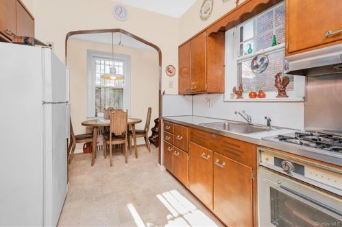 256 260th St, Bronx NY 10471-1822 exterior