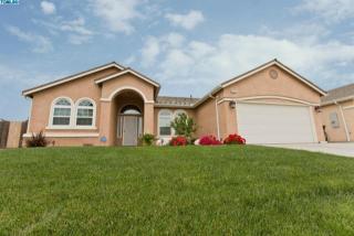835 Descanso Bay St, Tulare, CA 93274-4298