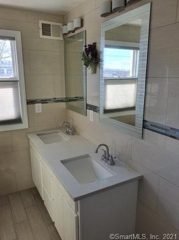 62 Locust St, Milford CT 06461-3544 exterior