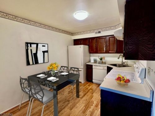 39 Wareham Ct, Scotch Plains NJ 07076-3132 exterior