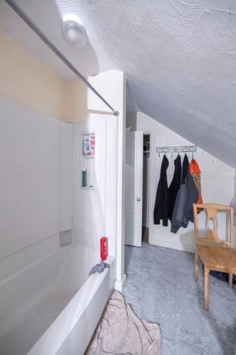 33 Cross St, Woonsocket RI 02895-5852 exterior