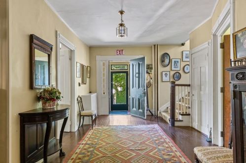 21 Catherine St, Middletown RI 02840-3232 exterior