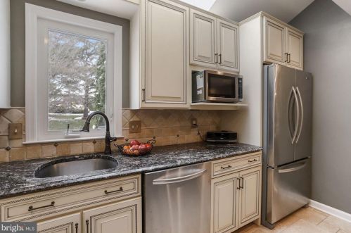 19840 Meredith Dr, Rockville MD 20855-2426 exterior