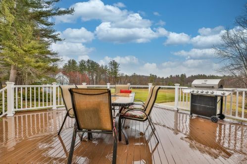 8 Oakmont Dr, Concord NH 03301-6916 exterior