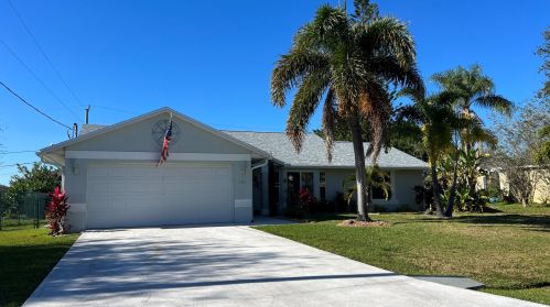1911 Gaskins Cir, Fort Pierce FL  34952-6640 exterior
