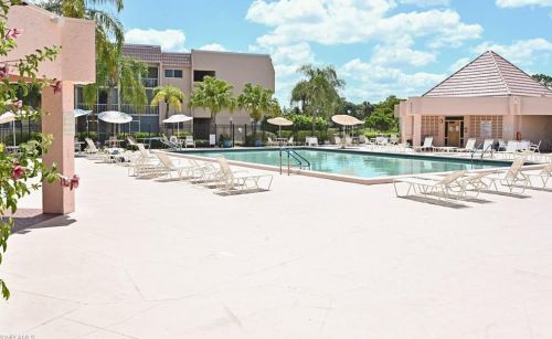 200 Turtle Lake Ct, Naples FL 34105-5567 exterior