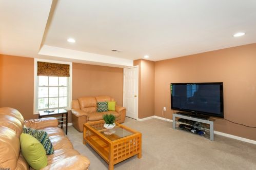 82 Henning Ter, Parsippany NJ 07834-3716 exterior