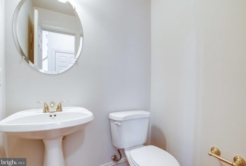 1588 Highland Glen Pl, Mc Lean VA  22101-4159 exterior