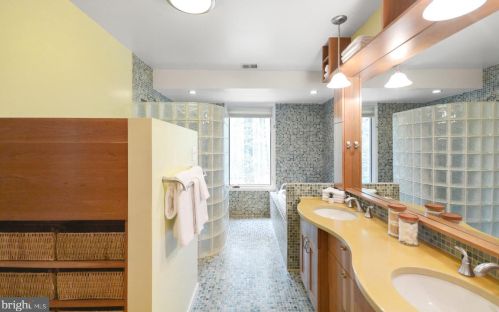 16 Arlive Ct, Rockville MD 20854-2978 exterior