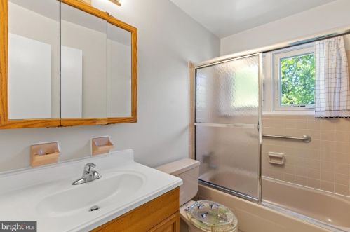 1921 Dundee Rd, Rockville MD exterior