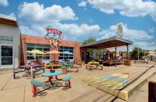 8312 Bowling Green Dr, Austin TX 78757-7710 exterior