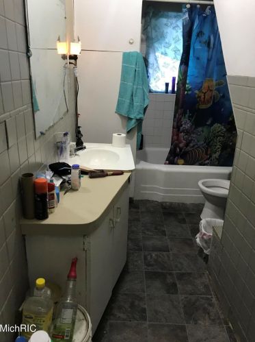 2513 Sanford St, Meskegon MI 49444-1445 exterior