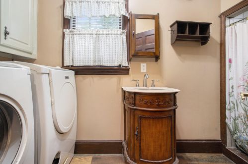 3280 D Ave, Kalamazoo MI  49009-5602 exterior