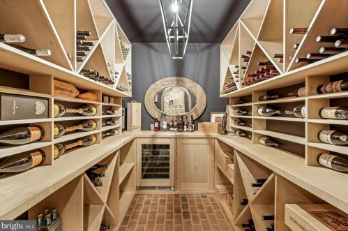 9000 Congressional Pkwy, Rockville MD  20854-4610 exterior