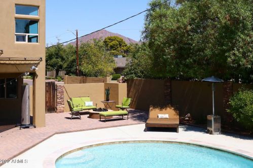 4451 Earll Dr, Phoenix AZ 85031-3821 exterior