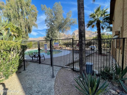 2 Greenock Dr, Tucson AZ 85737-7629 exterior