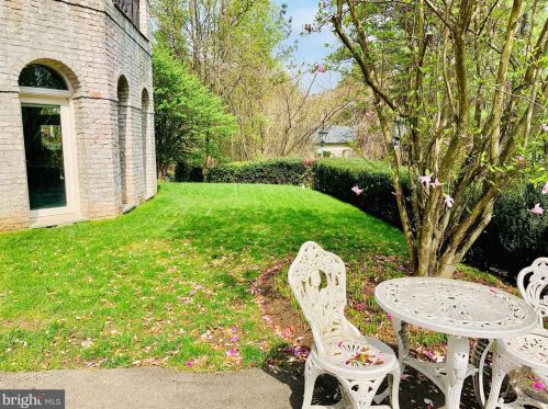 1289 Ballantrae Farm Dr, Mc Lean VA 22101-3027 exterior