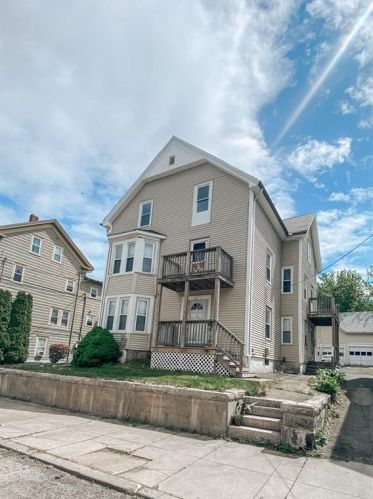 247 Willow St, Woonsocket, RI 02895-4528