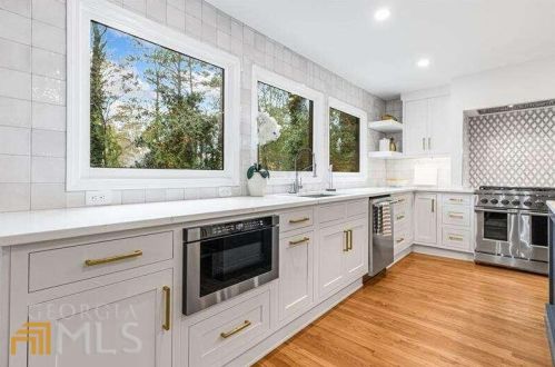 6160 Heards Creek Dr, Atlanta GA  30328-3635 exterior