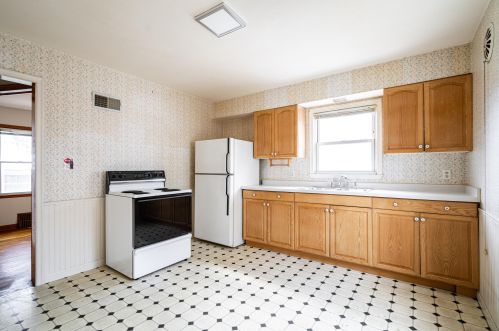 522 69th St, Milwaukee, WI 53214-1616