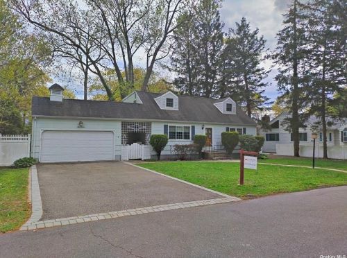 412 Van Buren St, Babylon, NY 11704-3015