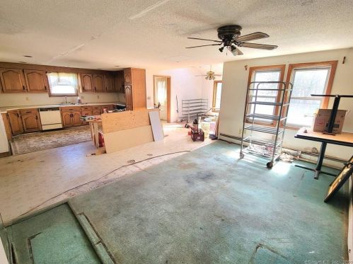 610 Main St, Manchester CT  06040-5104 exterior