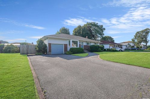 488 French Ave, Babylon NY  11703-2106 exterior