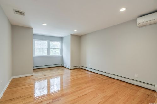 10 Buttonwood Dr, Huntington Station NY 11746-4803 exterior