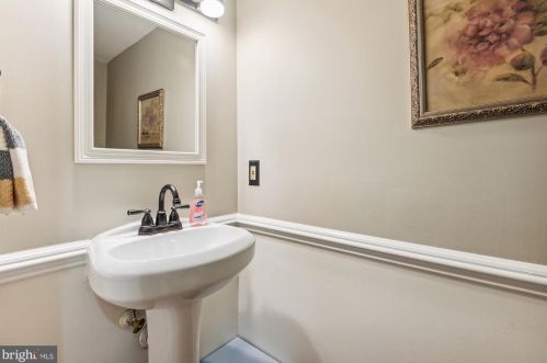 803 Catoctin Cir, Leesburg VA 20176-4951 exterior