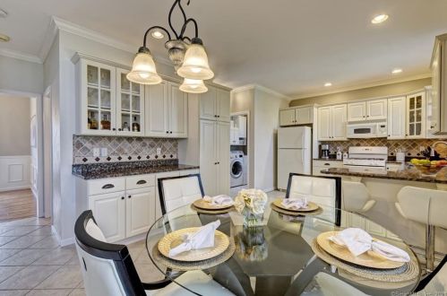 31 Acorn Dr, Windsor Locks CT 06096-1224 exterior