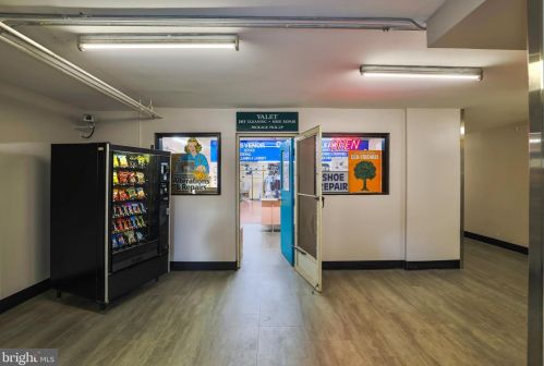 10401 Grosvenor Pl, Rockville MD  20852-4646 exterior